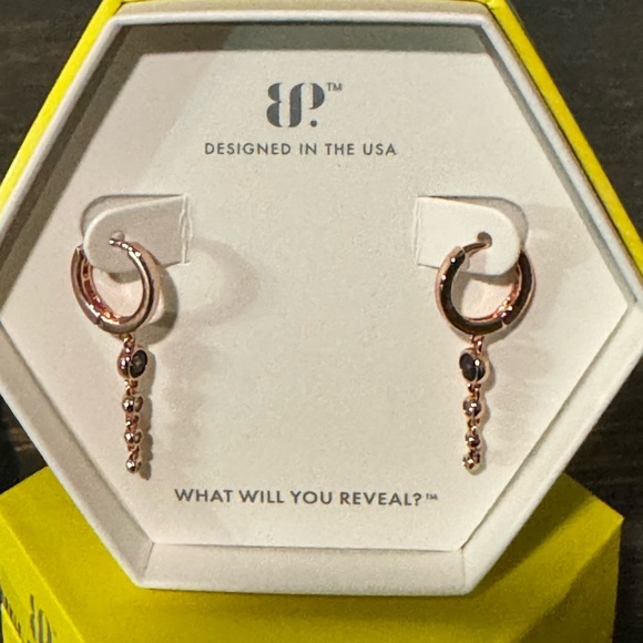 Simple elegance Bomb Party Earrings. - Picture 3 of 4